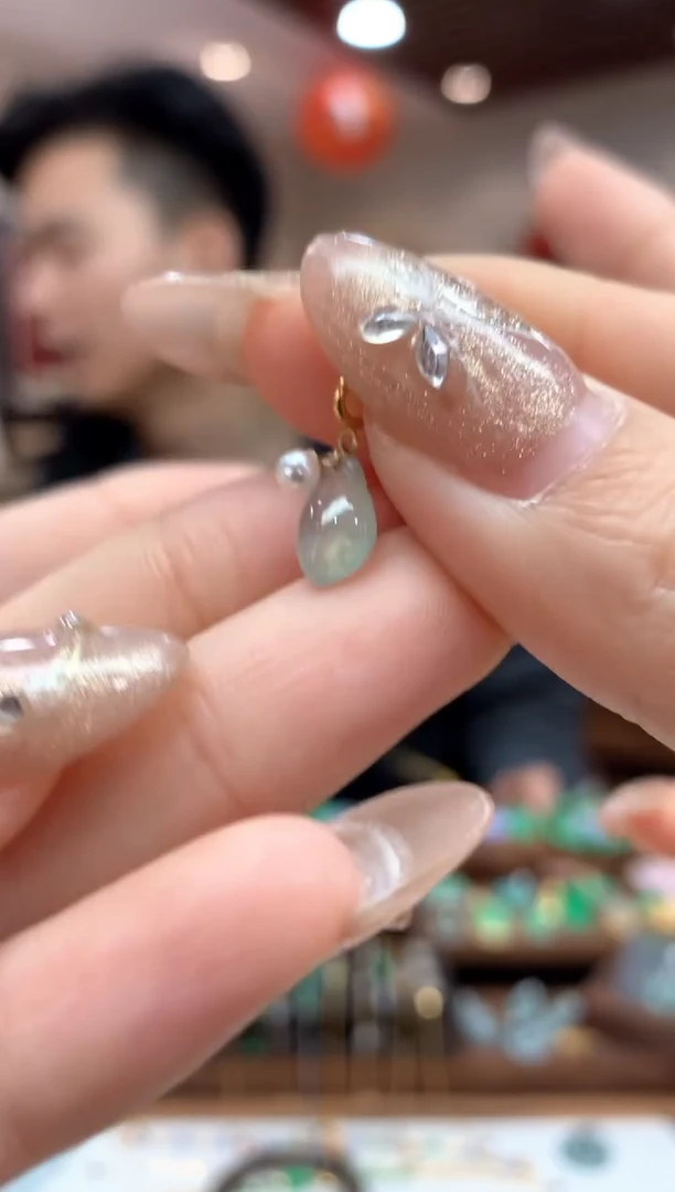 【闪购商品】翡翠吊坠(不含链)18K金镶嵌福瓜