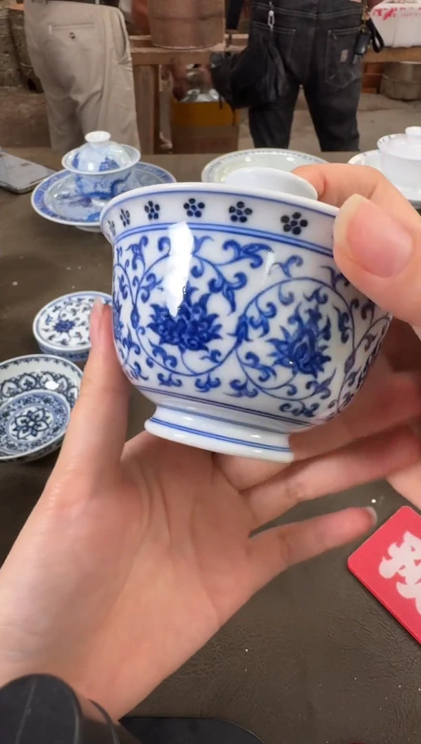 杯子三方器合青花缠枝莲内绘双狮盖碗
