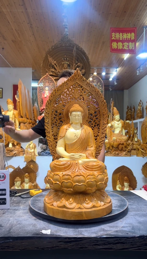 香樟木木雕款释迦摩尼像