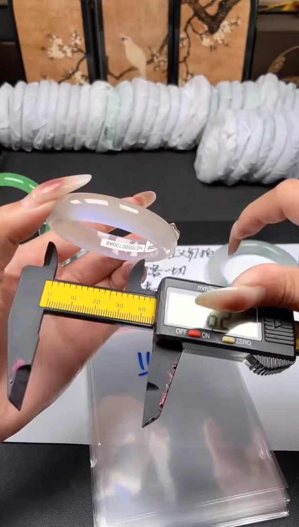 无非金属冰透飘花美人手镯115