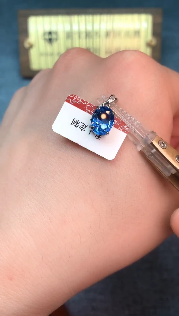 吊坠(赠链)蓝宝石银S925镶嵌......