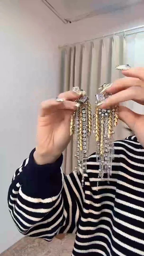 4女士时尚搭配耳夹