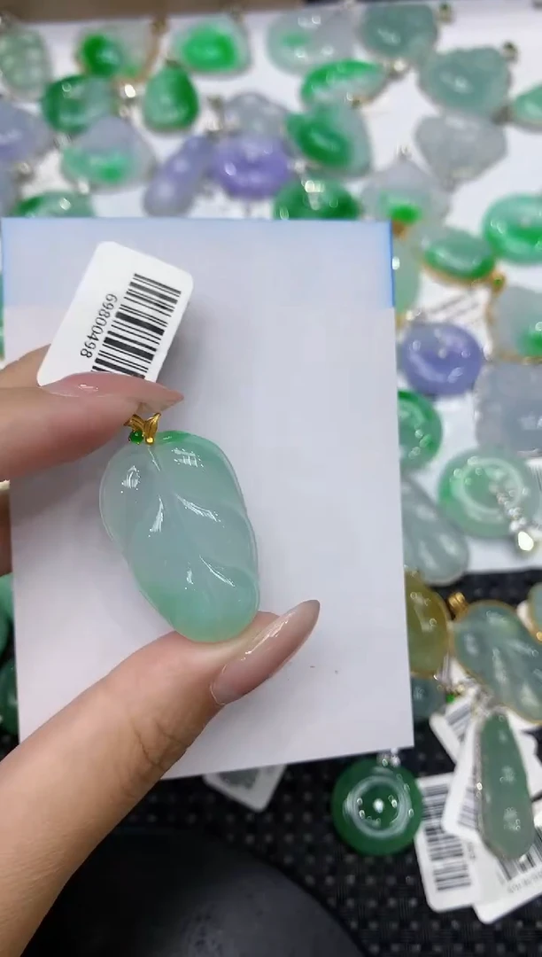 翡翠18K金镶嵌颈饰111111111