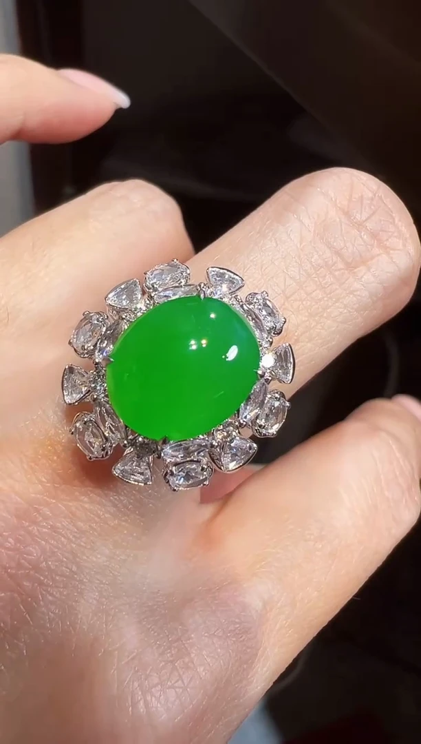 18K金镶嵌戒指翡翠蛋面