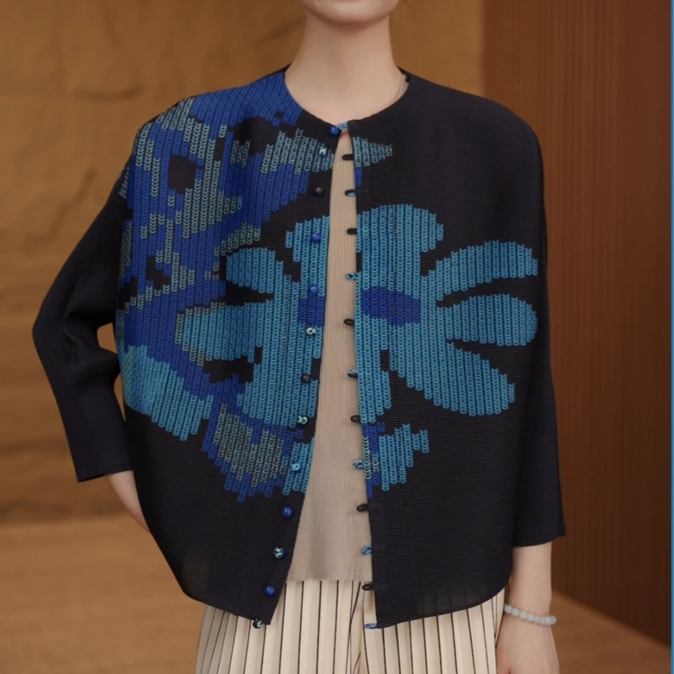 华姐三宅新款牡丹玫瑰花国风气质褶皱显瘦抖抖时尚短外套2666