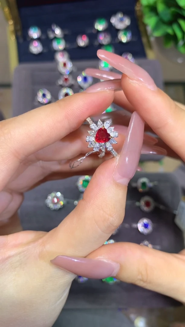 18K金镶嵌戒指红宝石0.73CT