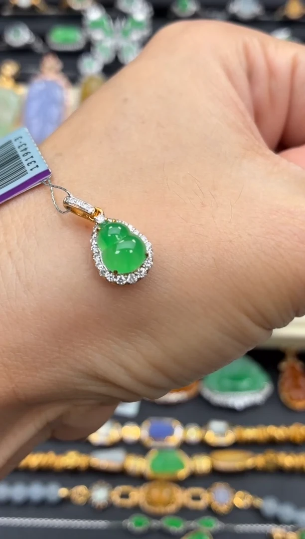 颈饰18K金镶嵌翡翠天然翡翠A货