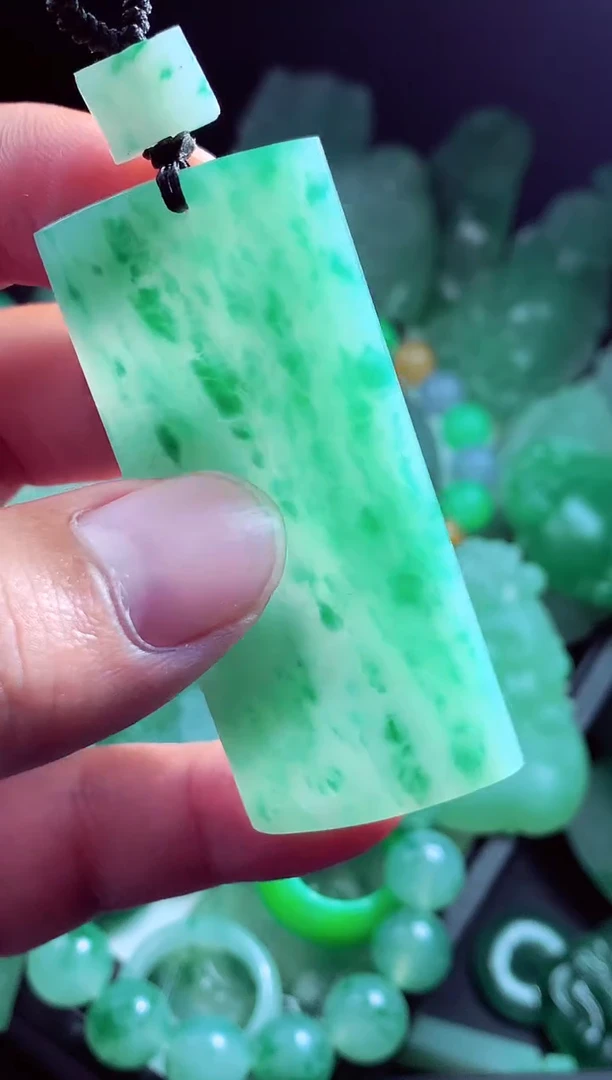 未镶嵌定制翡翠胡**?翡翠毛货定制