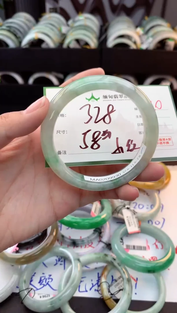 未镶嵌定制翡翠?**?毛货需精细抛光+多人