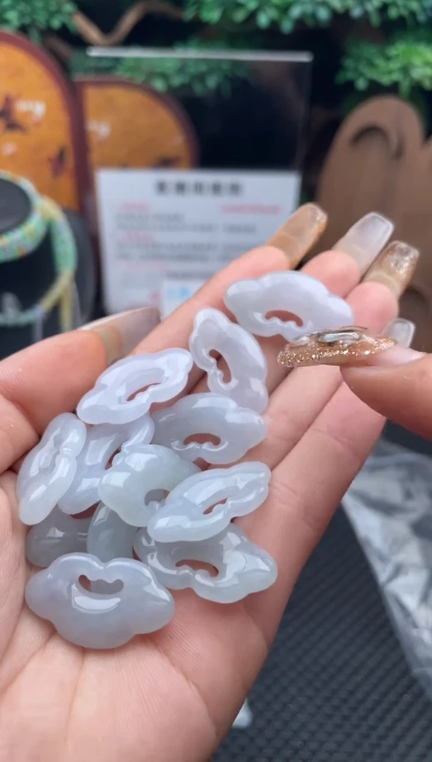 颈饰未镶嵌翡翠挂件多样性发一件