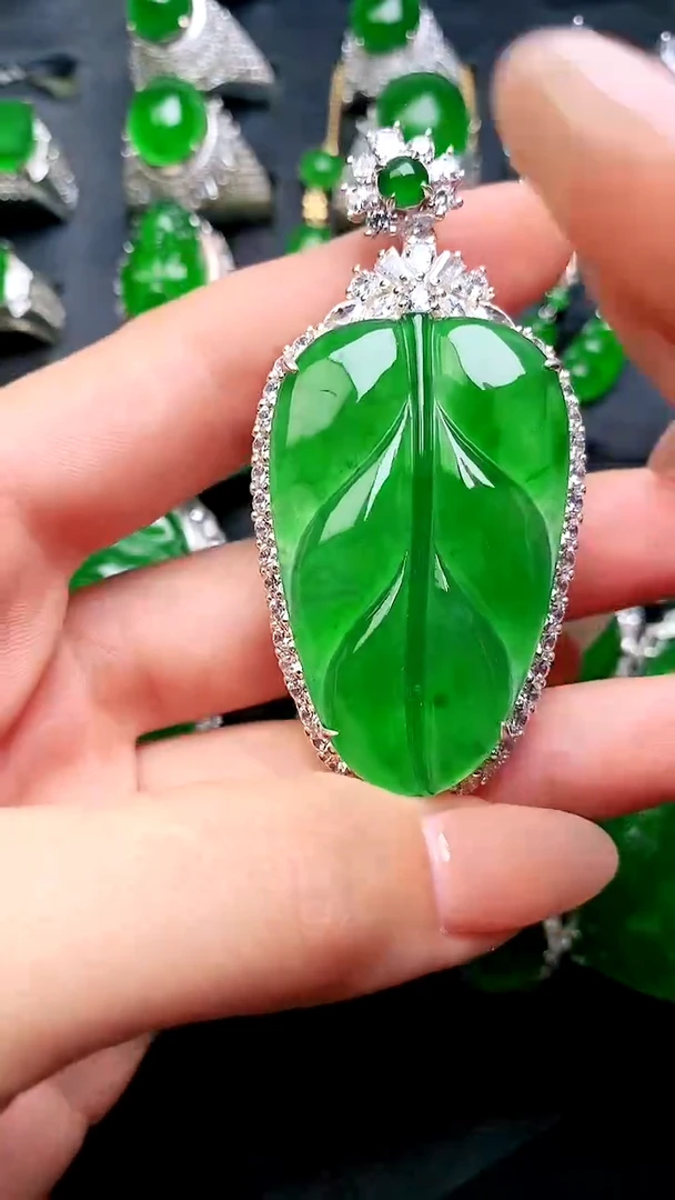 【闪购商品】翡翠吊坠(赠链)未镶嵌叶子吊坠
