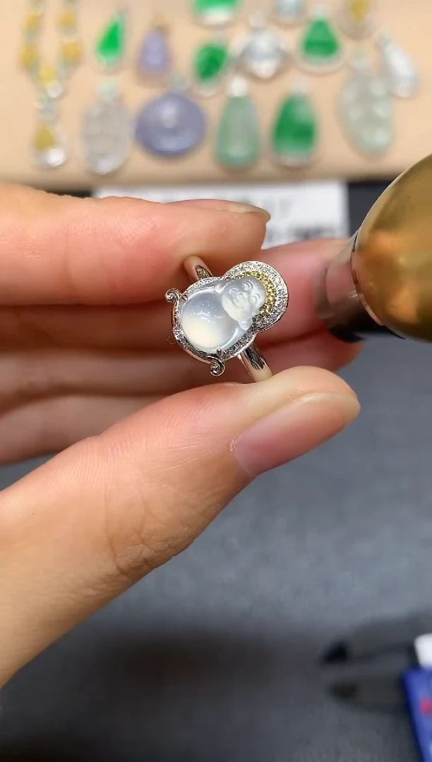 18K金镶嵌戒指翡翠站佛【无服务费