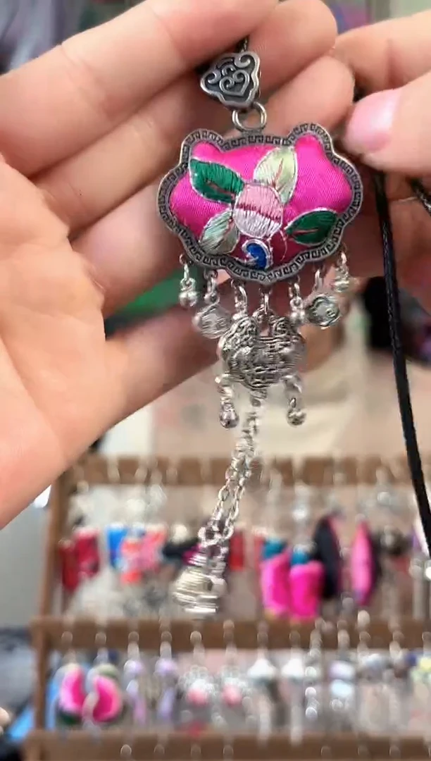 彩云南阁非遗老绣饰品639