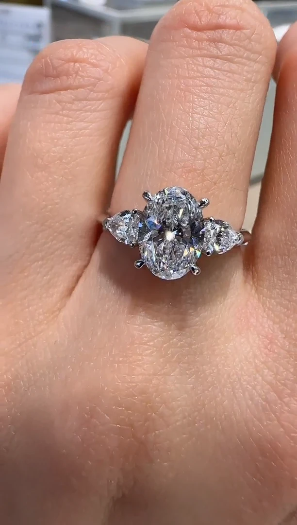 【闪购商品】实验室培育钻石18K金镶嵌1.255克拉椭圆水滴三石 11圈