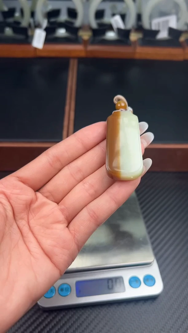 吊坠(赠链)未镶嵌和田玉若羌微色差吊坠