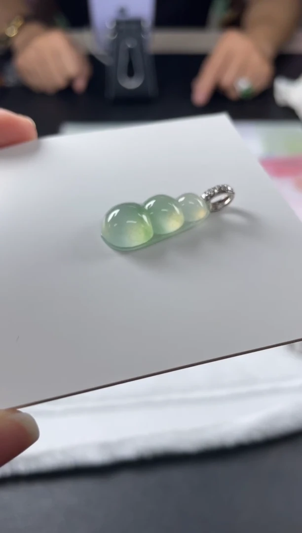 18K金镶嵌挂件翡翠一****?豆子1/多样性发其一配绳@CP