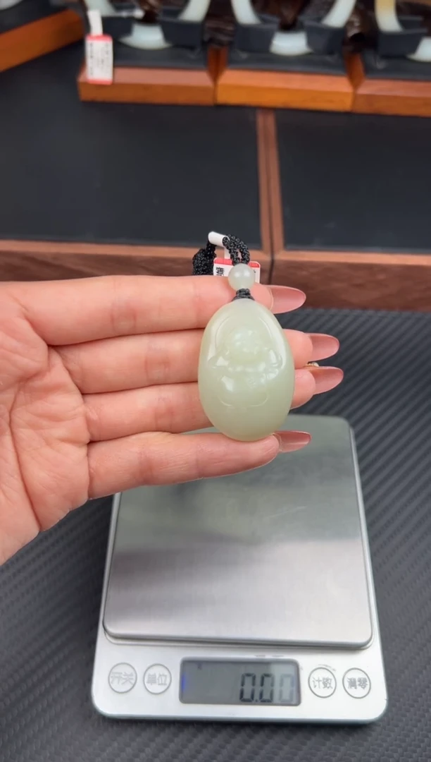 和田玉未镶嵌吊坠(赠链)且末微色差迪克兰一细