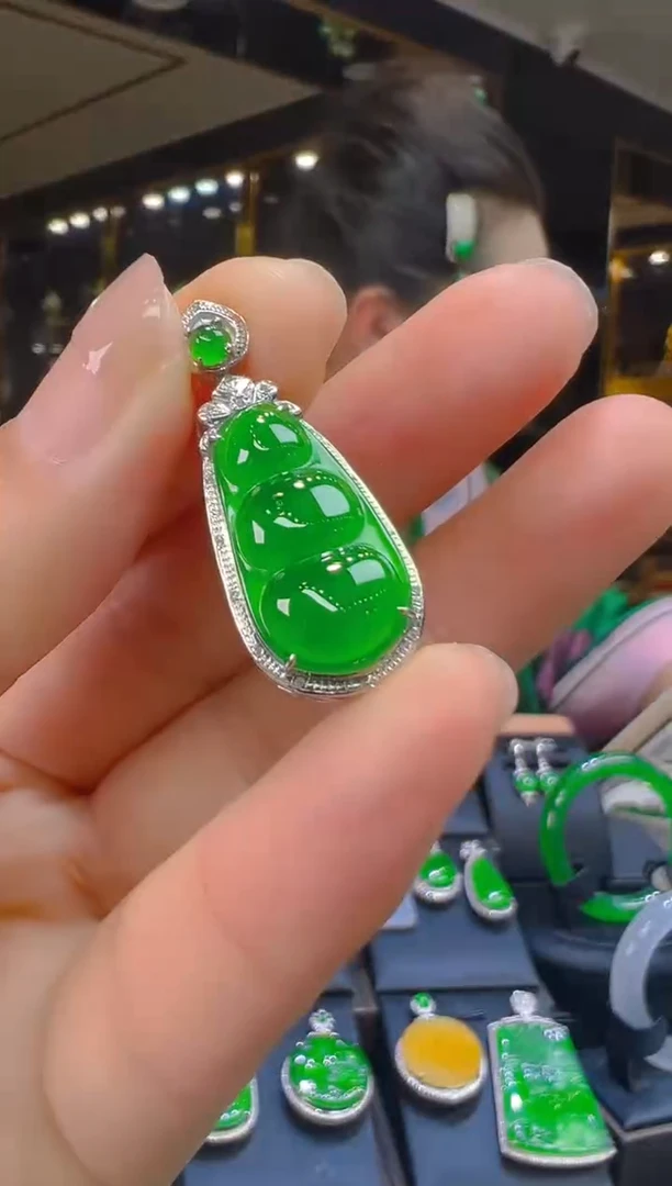 翡翠18K金镶嵌吊坠(赠链)045（多样性发其一）