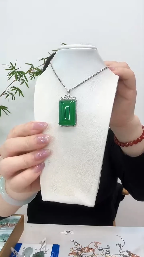 【闪购商品】玛瑙/玉髓吊坠(赠链)银S925镶嵌绿无事牌