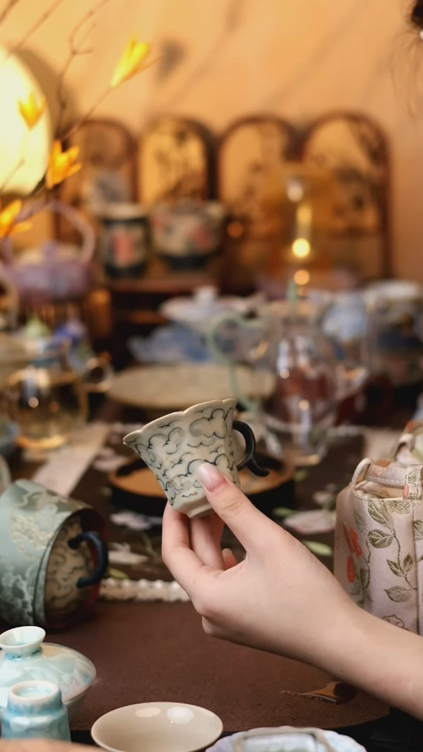 青花手绘祥云纹手把杯