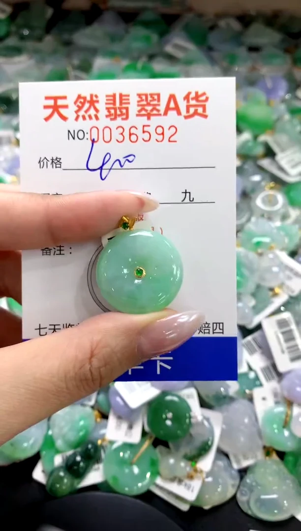 颈饰18K金镶嵌翡翠1111111111111111