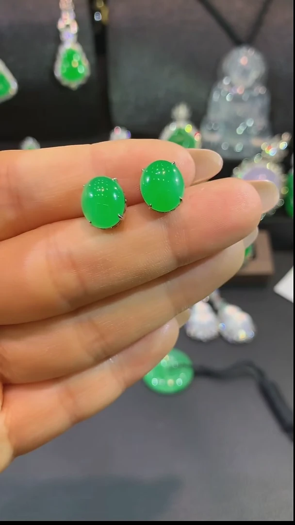 18K金镶嵌翡翠耳饰耳钉