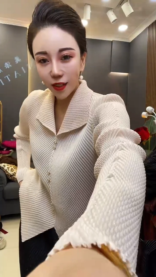 聚酯纤维（涤纶）米白色 翻领衫