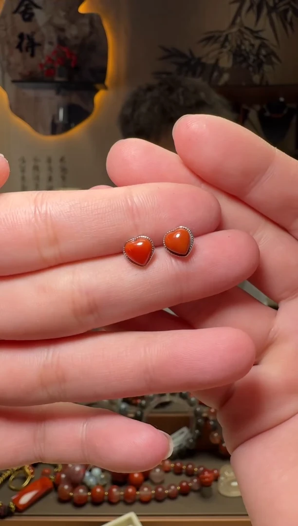 银S925镶嵌原矿无优化无注胶耳钉南红玛瑙一对