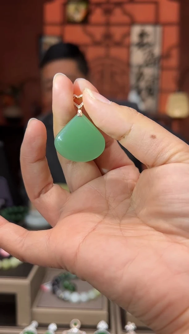 颈饰18K金镶嵌和田玉（青玉）吊坠