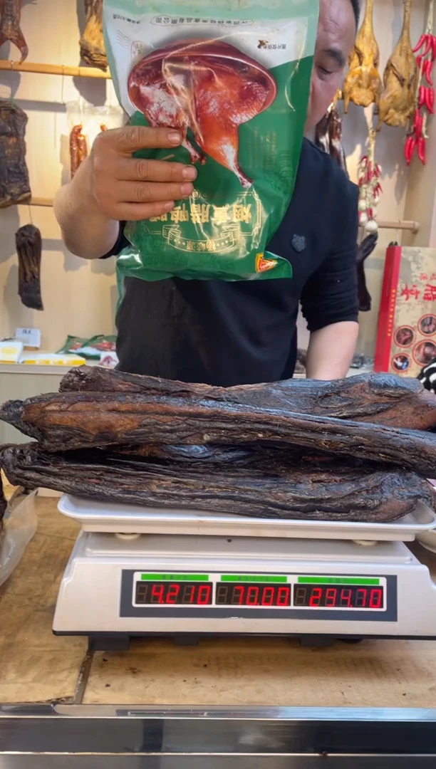 6中国大陆直播间现场称重改价挑骨五花腊肉