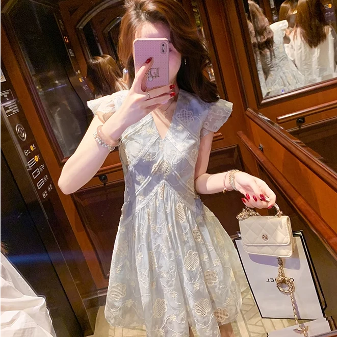 鱼兔子的兔子25夏季新款v领镂空显瘦气质法式收腰百搭连衣裙甜美