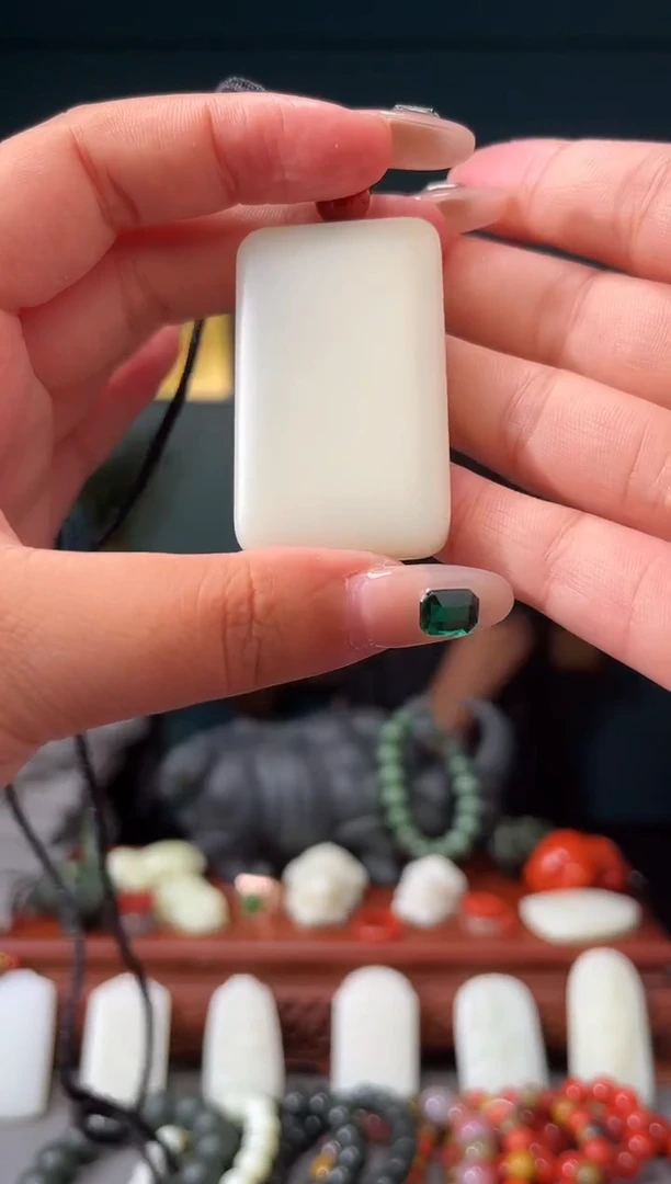 和田玉未镶嵌颈饰吊坠