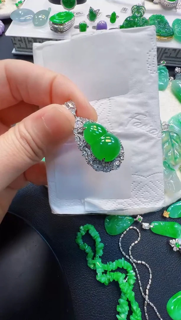 翡翠18K金镶嵌吊坠(不含链)39800