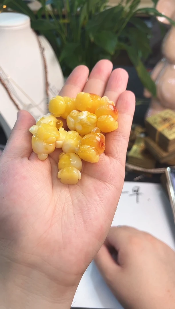 未镶嵌蜜蜡裸石小熊