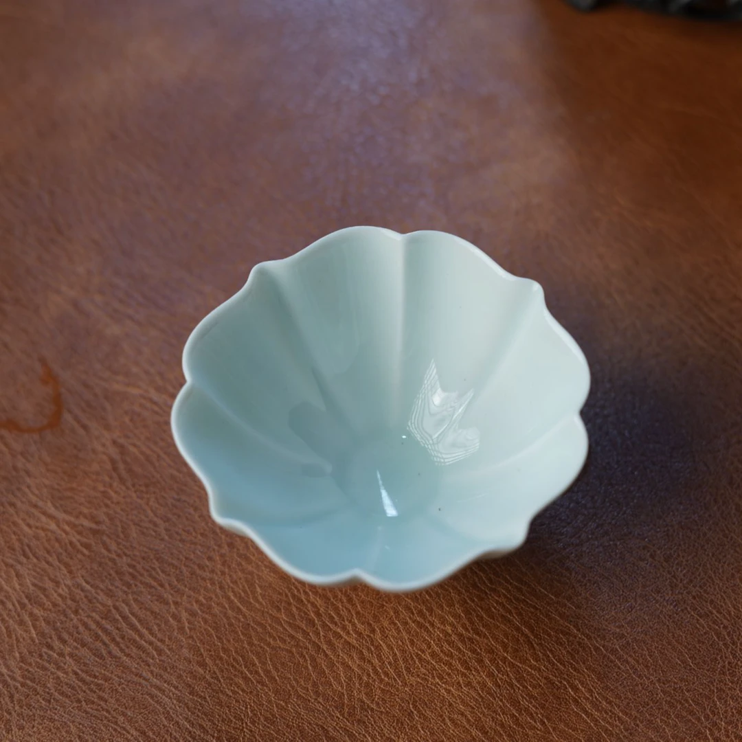 景德镇高温葵口青白釉客杯