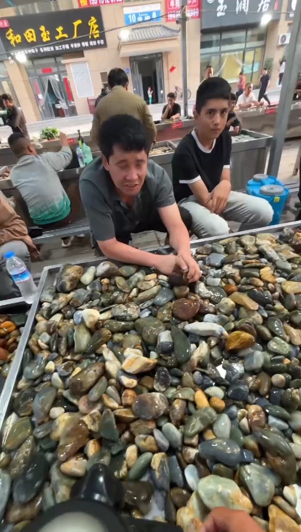 未镶嵌和田玉(糖玉)挂件和田玉