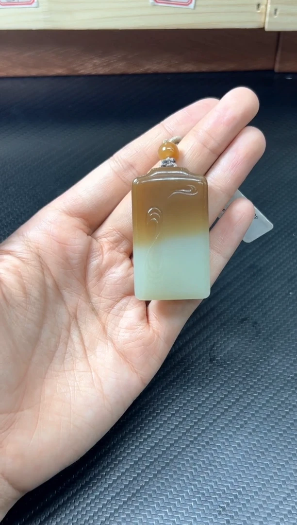 吊坠(赠链)未镶嵌和田玉若羌微色差吊坠s