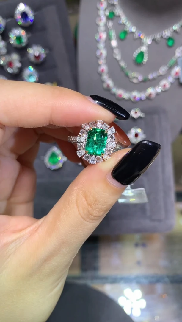 18K金镶嵌戒指祖母绿2.1CT