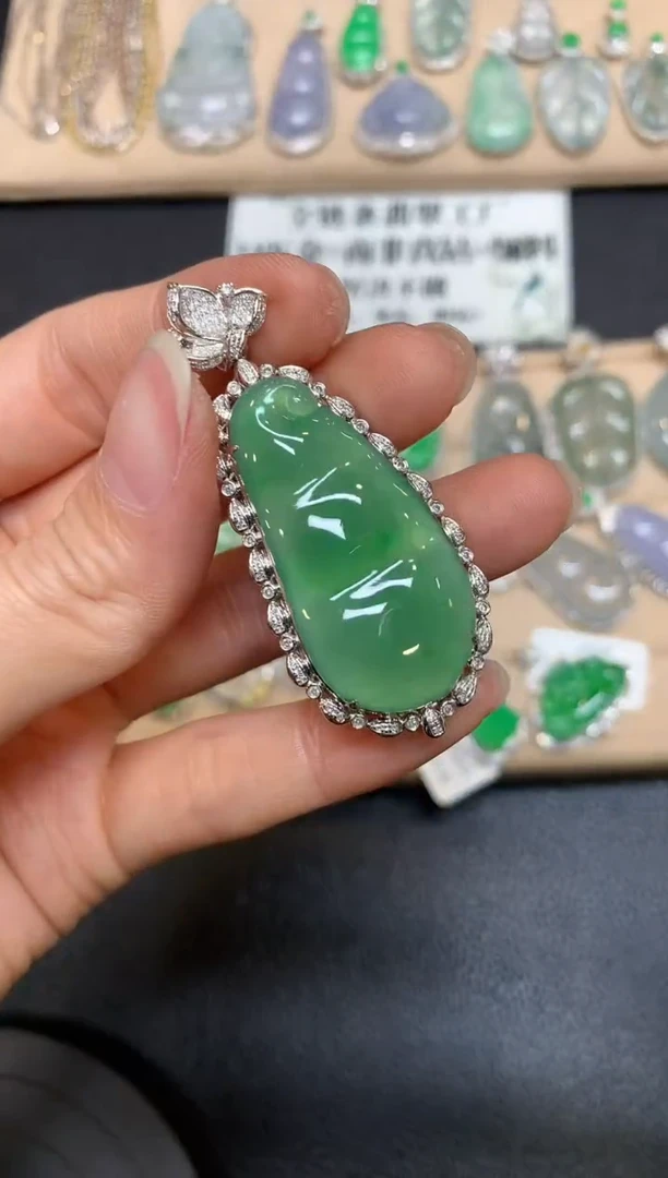 【闪购商品】翡翠颈饰18K金镶嵌福豆【无服务费