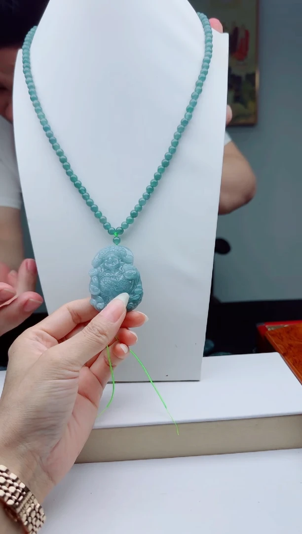 翡翠未镶嵌颈饰多样性发其一