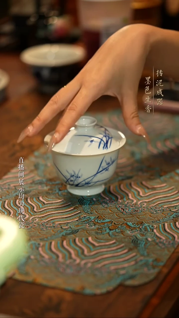 陈寻写意蝶莲花盖碗