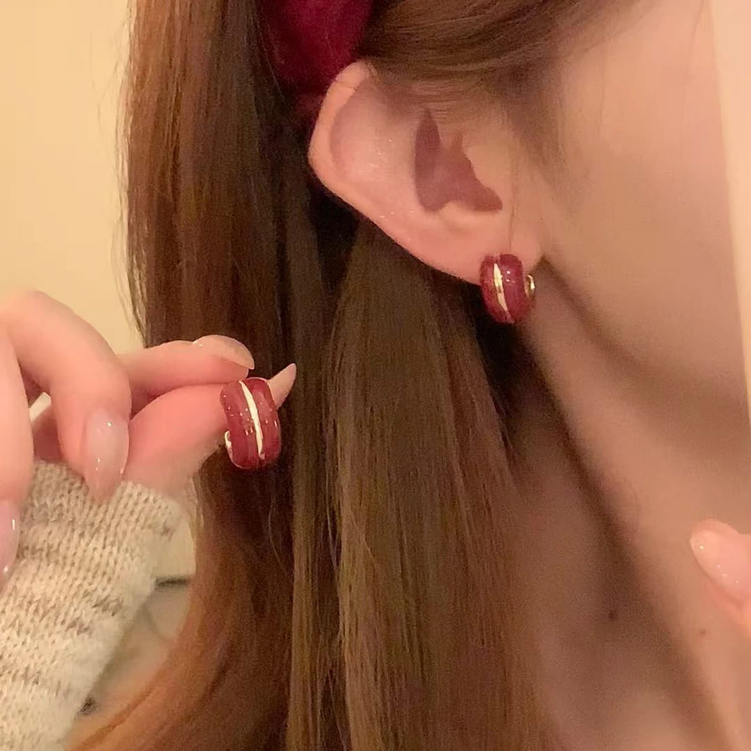 铜合金树脂耳饰 秋冬轻奢安可拉红耳圈女复古时髦高级感耳环耳饰