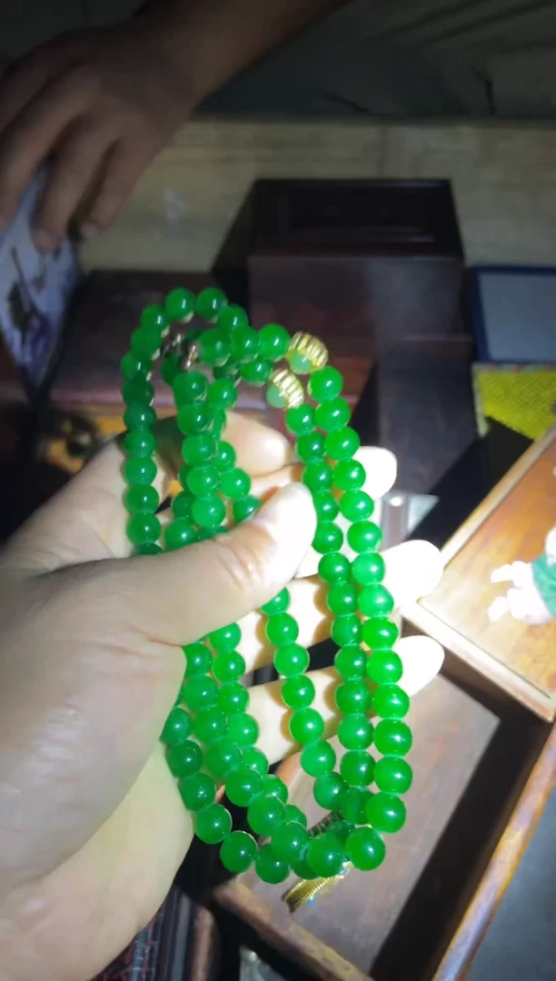 和田玉未镶嵌颈饰菠菜绿108颗项链1件
