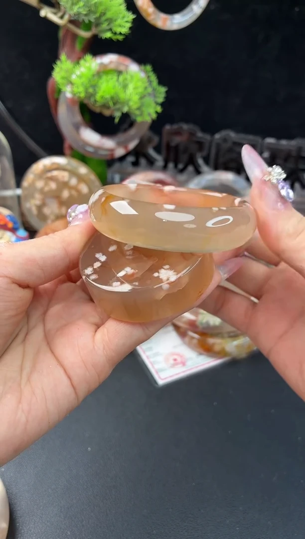 未镶嵌手镯（圆镯）石英质玉53