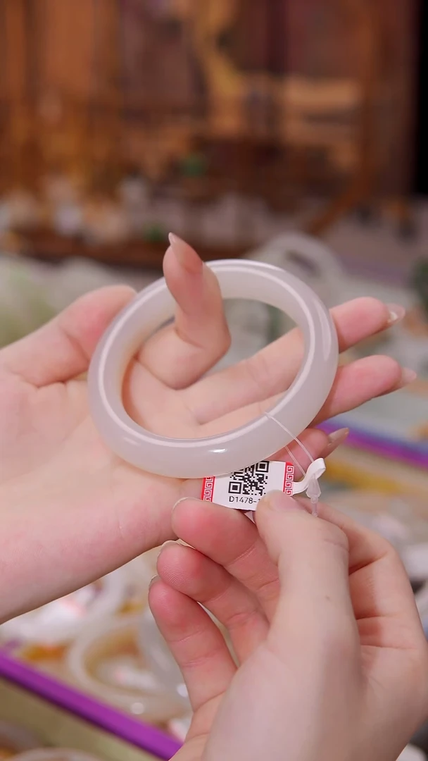 未镶嵌手镯和田玉手镯   56