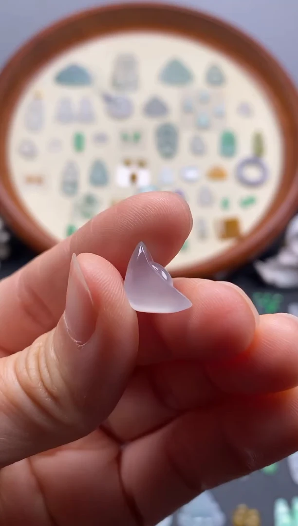 颈饰未镶嵌翡翠冰元宝/芬