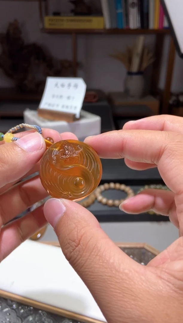 琥珀颈饰未镶嵌太极龙