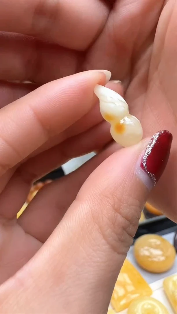 【闪购商品】琥珀裸石未镶嵌葫芦