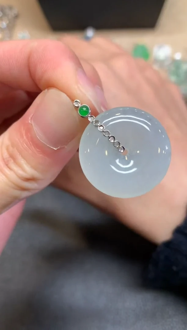 【闪购商品】翡翠颈饰18K金镶嵌平安扣【无服务费】