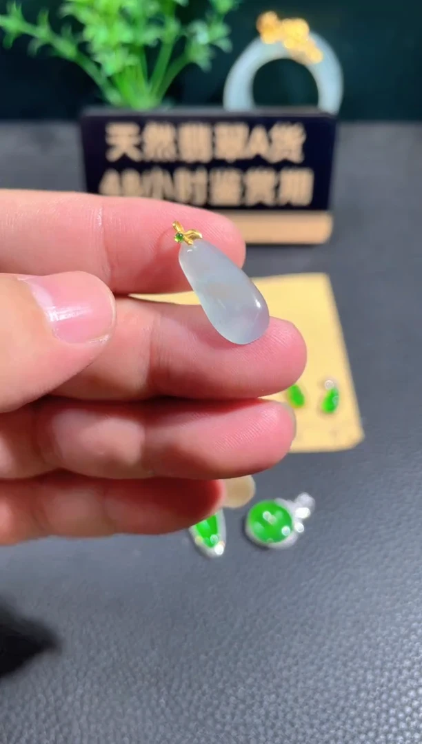 翡翠18K金镶嵌颈饰翡翠